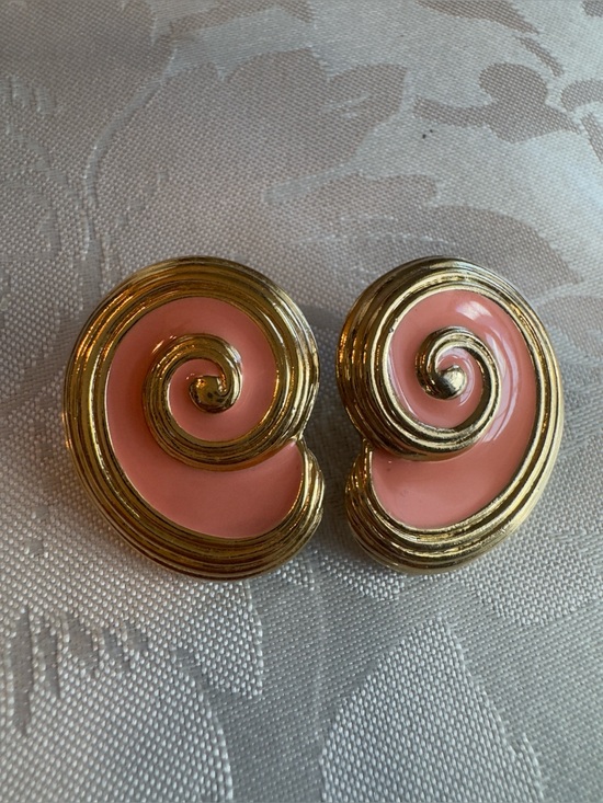 Avon Jewelry - Vintage Avon Island Conch Shell Gold Tone & Peach Enamel Pierced Post Earrings